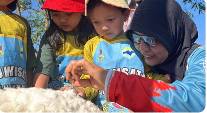 Aktivitas memandikan domba bersama anak-anak
