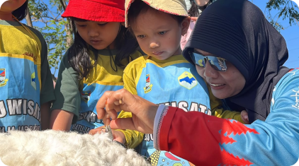 Aktivitas memandikan domba bersama anak-anak