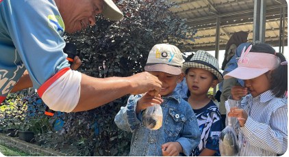 Anak-anak membawa hasil tangkapan ikan