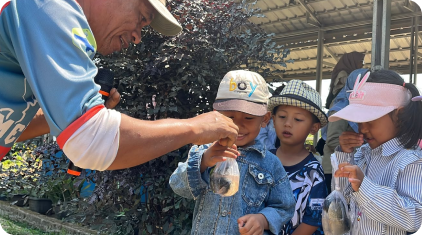 Anak-anak membawa hasil tangkapan ikan