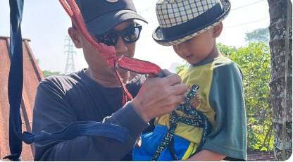 Persiapan flying fox dengan instruktur