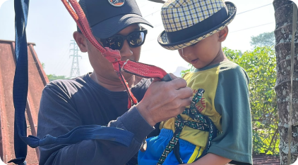 Persiapan flying fox dengan instruktur